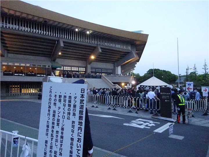 日本武道館の外観とエリック・クラプトン公演の会場案内