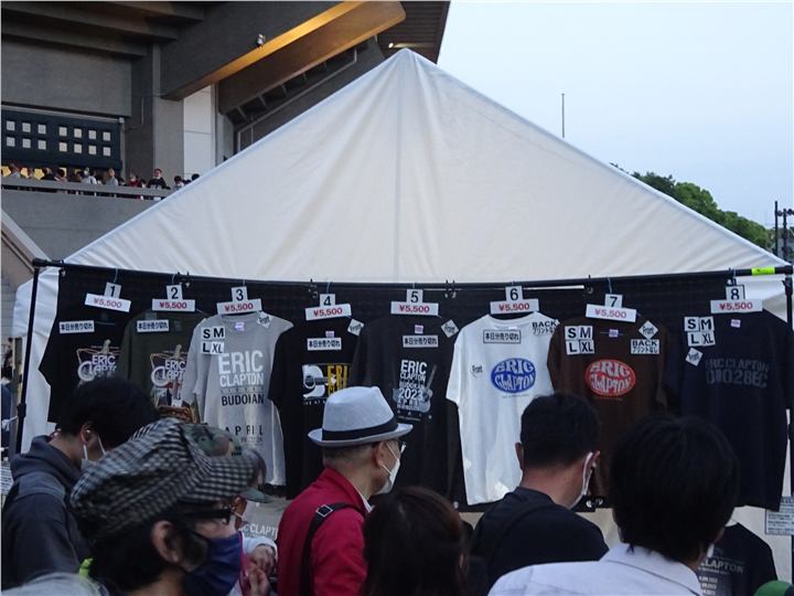 エリック・クラプトン公演グッズ売り場の待機列