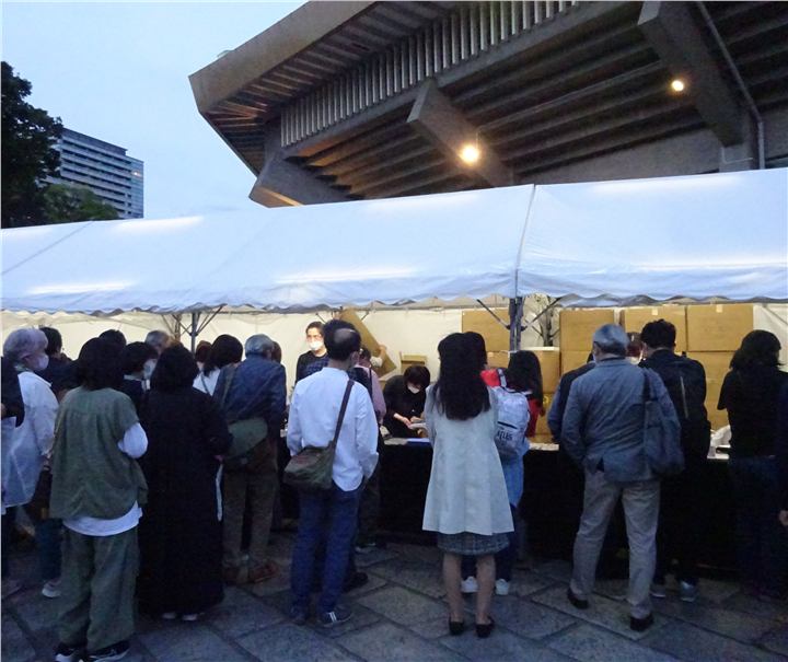 日本武道館グッズ売り場前に並ぶ来場者