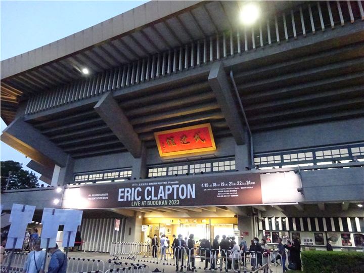 日本武道館に掲示されたERIC CLAPTON公演名