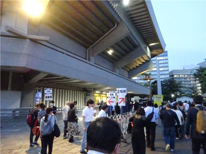 開演前の日本武道館周辺に集まる来場者