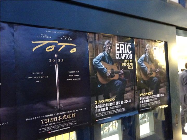日本武道館館内に掲示されたエリック・クラプトン公演ポスター