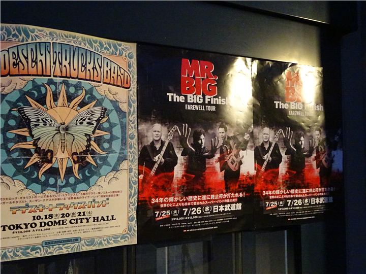 日本武道館館内に並ぶライブ公演ポスター