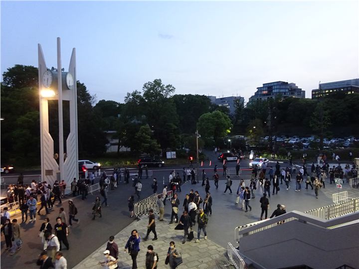 開演前の日本武道館前広場