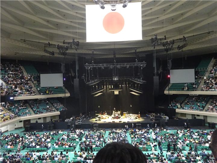 客席から見たエリック・クラプトン日本武道館公演の開演前ステージ