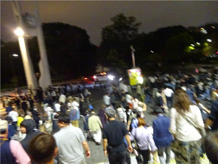 終演後に日本武道館を出る来場者