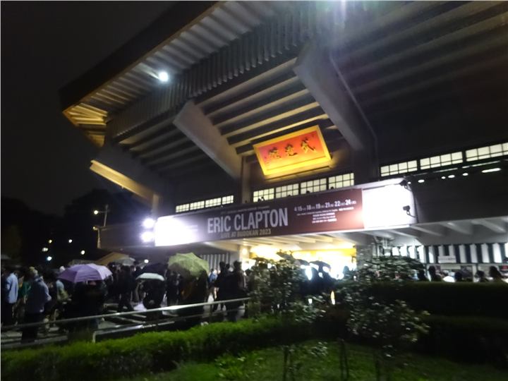終演後にライトアップされた日本武道館