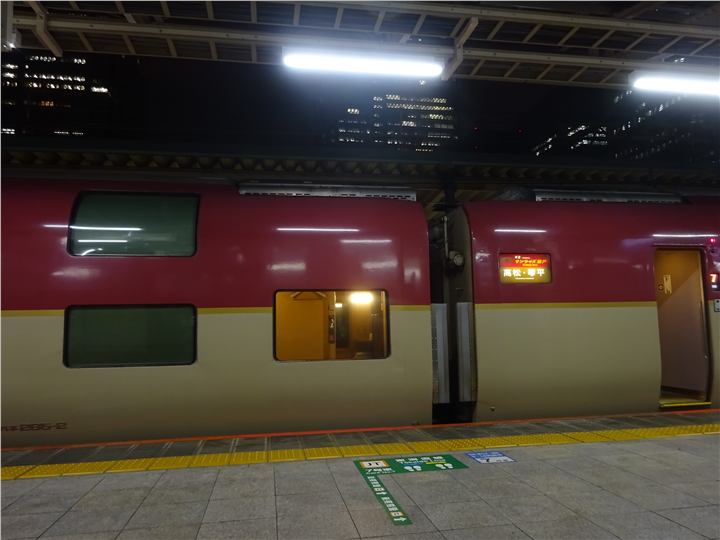 公演終了後の駅ホームと列車