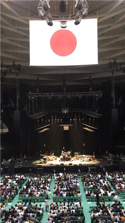 日本武道館2階席から見たエリック・クラプトン公演のステージ