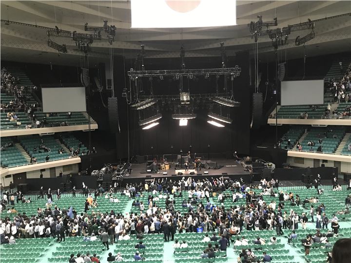エリック・クラプトン日本武道館通算100回公演のステージと客席